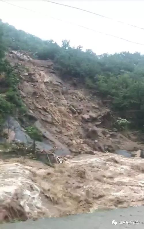 山东东营遇罕见强降雨 楼道成瀑布